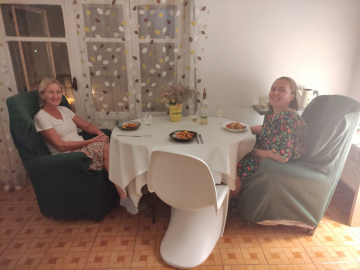 Beim Abendessen im Wohnzimmer von Lenas WG. Ein so schöner und leckerer Abend!  Diese Sessel werden für immer eine besondere Bedeutung haben, denn auch sie finden sich in Evas Zeichnungen wieder.