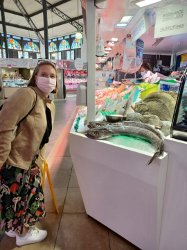 In der Markthalle Salamancas. Die riesigen Fische in den Marktständen sprangen uns förmlich an.  Eva liebte diese Markthallen. Sie genoss die Stimmung, während sie durchschlenderte und liebte es, sich durch viele verschiedene Leckereien zu probieren.  Hier trägt sie übrigens einen ihrer bunten Lieblingsröcke von „Monki“.