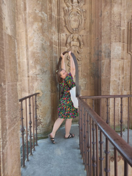 Eva beim Posieren mit ihrem Monki-Lieblingskleid auf einer der schönsten Aussichtsplattformen Salamancas.