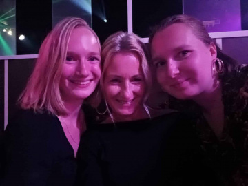 Ein gemeinsamer Tanz-Abend in einem Bachata-/ Salsa-Club in Salamanca.  Die Latino-Tänze hatten es Eva auch angetan. Sie hatte immer wieder Lust, Kurse zu besuchen und war sogar einmal mit Lena in Halle auf einer kleinen Bachata-Party. Vor allem liebte sie die lateinamerikanische Musik. Die Bilder, wie sie zu Reggeaton-, Salsa- oder Bachata-Liedern fröhlich durch ihre Wohnung wirbelt, bleiben für immer in Erinnerung.