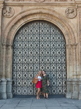 Sightseeing-Tag in Salamanca: Mama und Eva vor der Kirche „San Sebastian“.