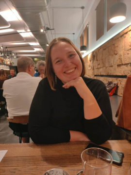 Evas Strahlen, das keiner Worte bedarf.  Hier waren wir in einem sehr beliebten und berühmten Tapas-Restaurant namens „Bambú“. Nach der Besucheranzahl und Google-Bewertungen zufolge sollte das Restaurant auf jeden Fall einen Besuch wert sein. Das dachten wir uns zumindest. Worüber wir immer wieder gelacht haben war der „Ceasar Salad liquido“, den wir bestellt und einen Salat erwartet hatten. Bekommen haben wir einen pürierten Salat in Shotglas-Größe. Am Ende haben wir das Restaurant wieder hungrig verlassen. Wir hatten trotzdem einen tollen Abend und haben uns vor allem über den pürierten, überteuerten Salat prächtig amüsiert.  Und es ist dieses wundervolle Bild von Eva entstanden.